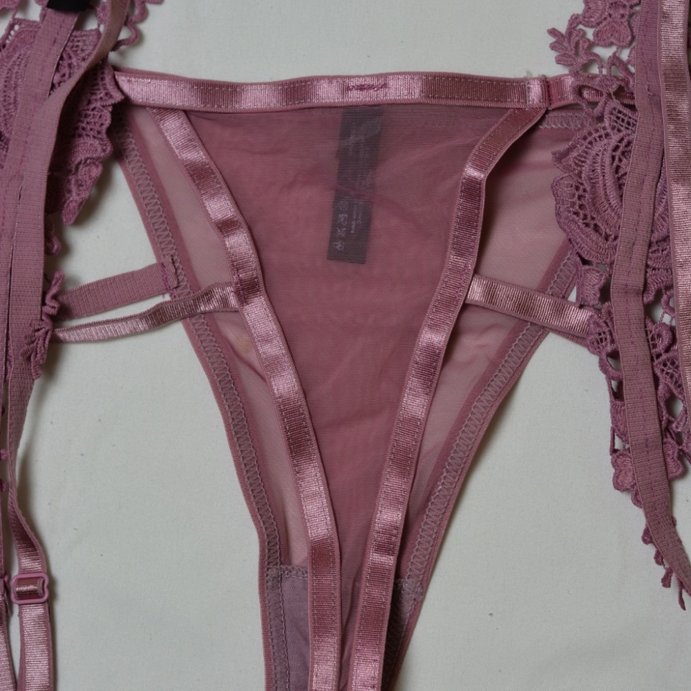 Pink Lace Garter Set - Picture 7 of 16